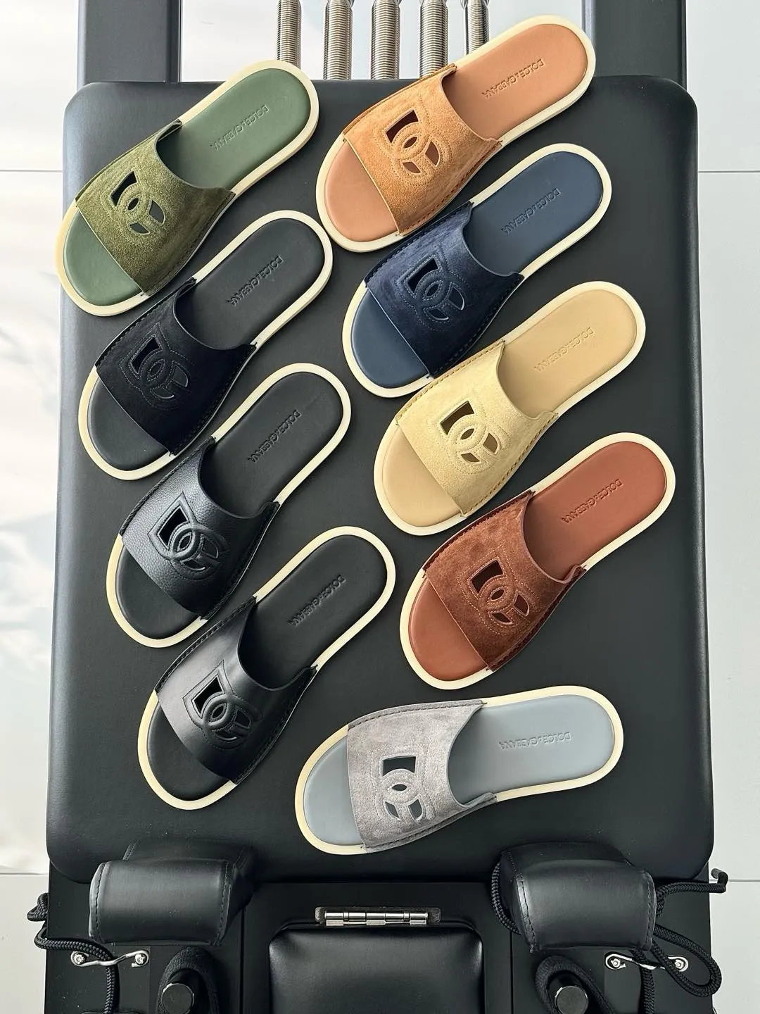 [DG*Dolce & Gabbana] P: 400💰 Size: 38-46 yards D&G/Dolce & Gabbana men’s DG hollow suede slippers FARFETCH original craftsmanship high-end quality